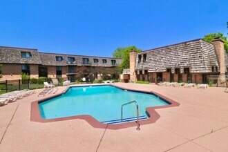 Building Photo - 12 Oak Creek Dr