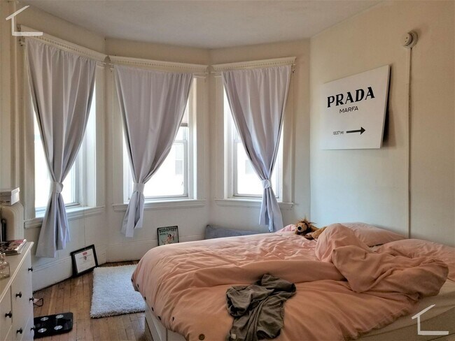 Foto del edificio - Packard's Corner three bedroom filled with sunlight