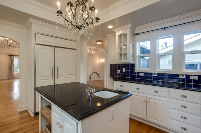 Building Photo - Perfectly Appointed Beautiful 4 Bedroom 2....