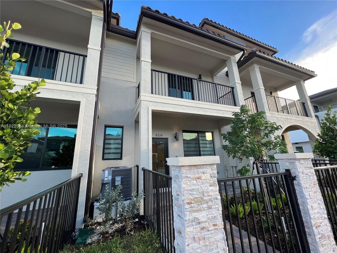 Foto principal - 8224 NW 43rd St