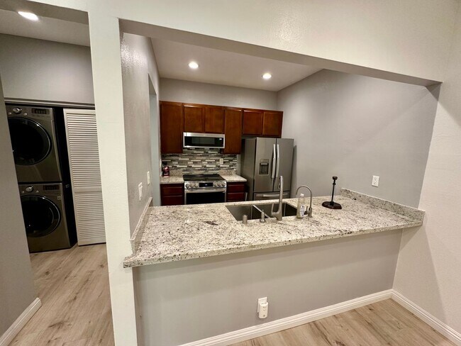Building Photo - Downstairs Condo with Enclosed Patio