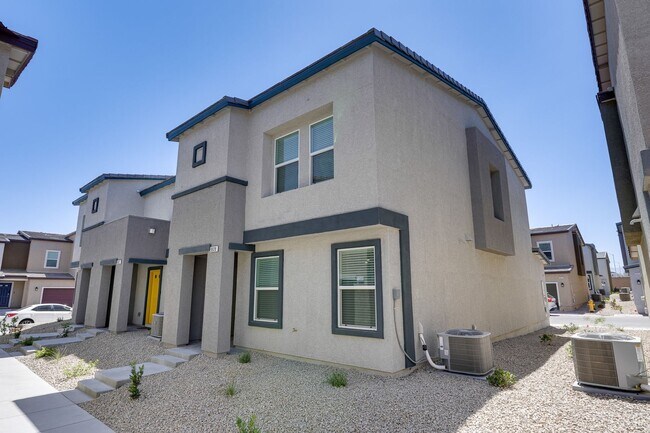 Foto del edificio - BRAND NEW TOWNHOME IN SOUTHWEST!