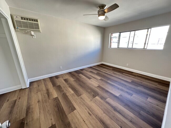 Foto del edificio - 1023 N Laurel Ave