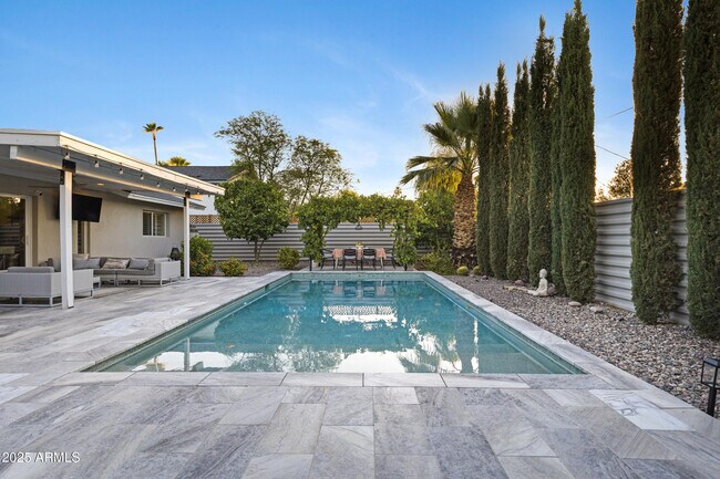Foto del edificio - 8738 E Rose Ln