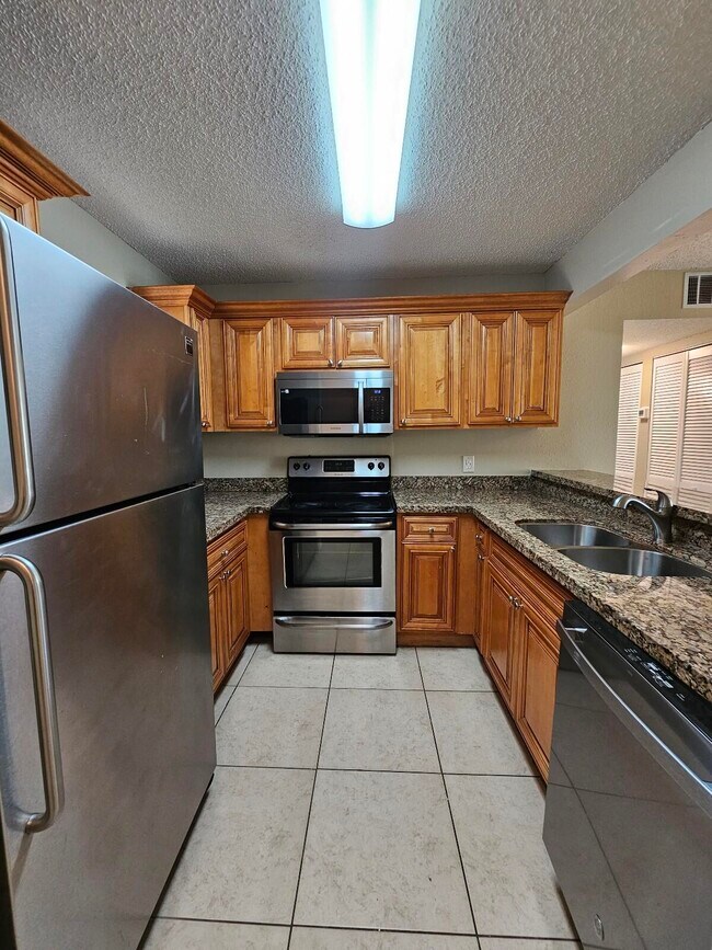 Building Photo - 1523 Lake Crystal Dr