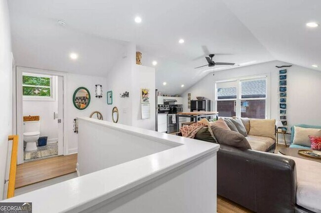 Foto del edificio - Renovated 2BR/1BA Attic Apartment with In-Unit Washer & Dryer – Prime Atlanta Location