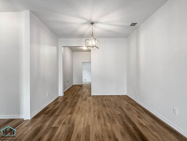 Building Photo - Beautiful and Big, 2 bed/1 bath home in De...