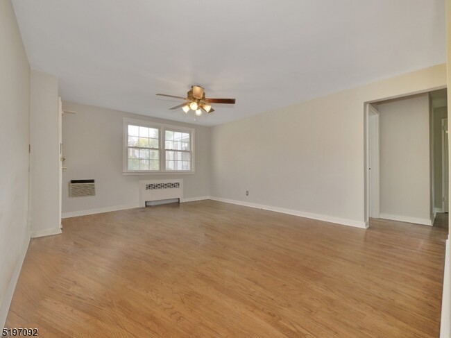 Foto del edificio - 445 Morris Ave