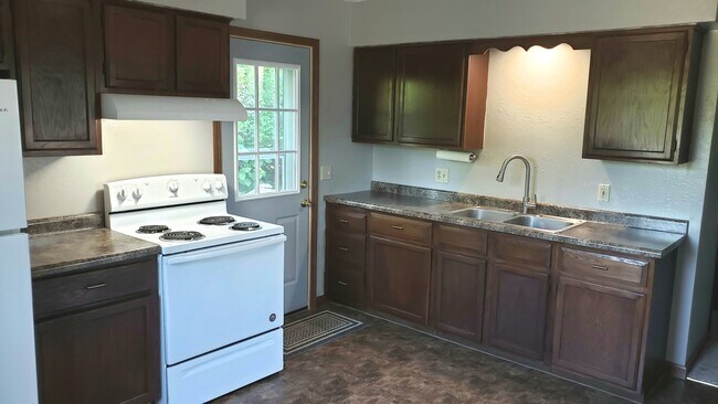 Kitchen - 755 Robert St S