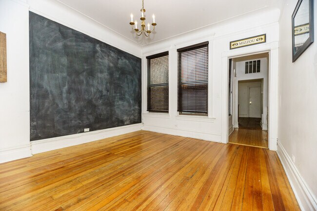 Building Photo - 1020 W Belmont Ave