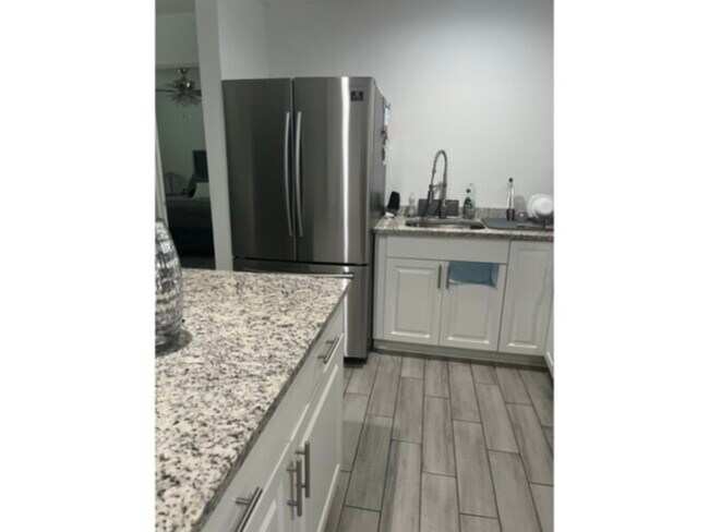 Foto del edificio - Annual Unfurnished! 1 Bedroom 1 bath SW Cape! Available Now!