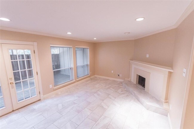 Building Photo - 8916 Chatsworth Dr