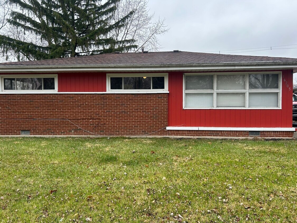 Primary Photo - 16205 Richmond Ave
