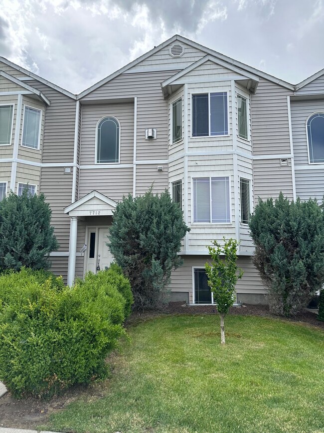 Building Photo - 3 bed 3.5 bath Townhome, NEW Paint & Carpe...