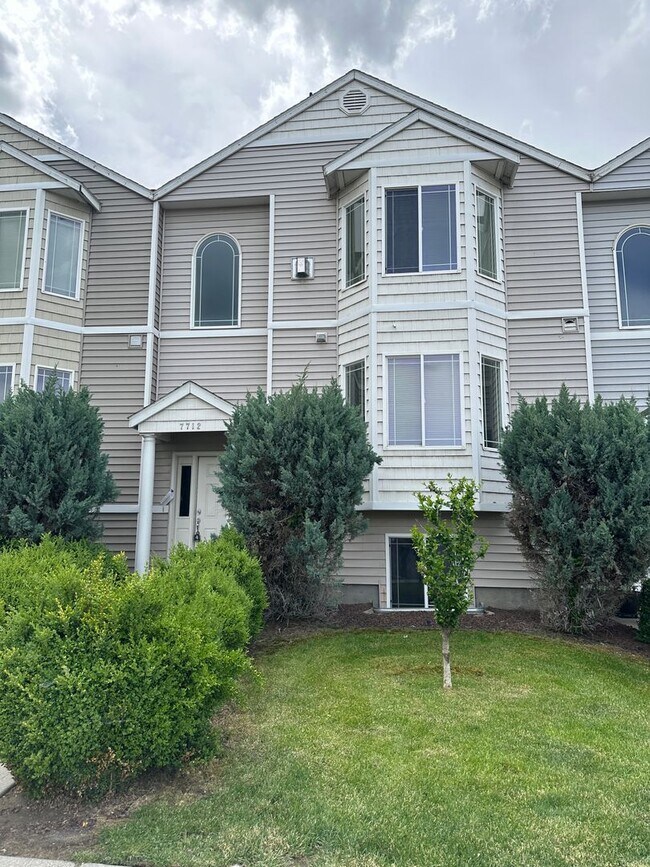 Foto del edificio - 3 bed 3.5 bath Townhome, NEW Paint & Carpe...