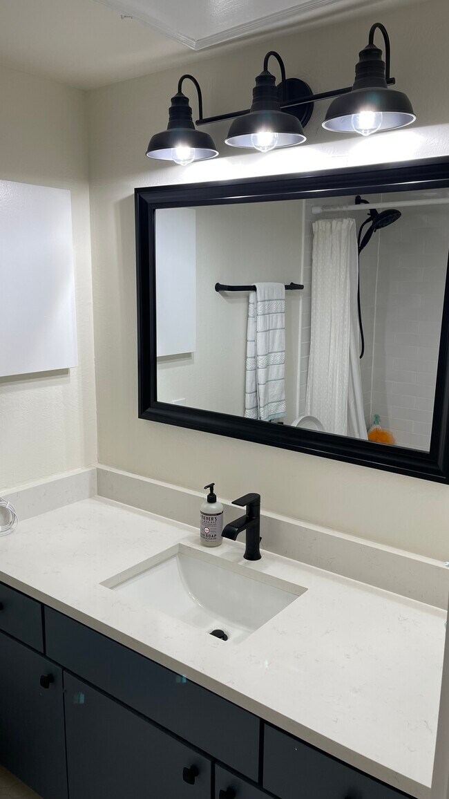 Foto del edificio - 6026 Birchbrook Dr