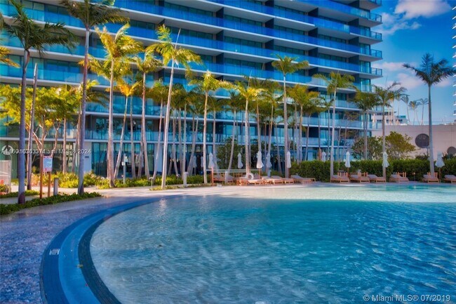 Foto del edificio - 650 NE 32nd St