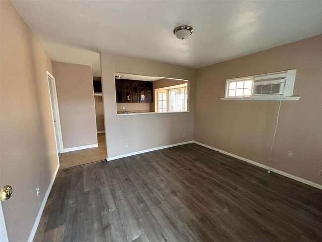 Foto del edificio - 2 bedroom, 1 bath Front unit of Duplex - *...