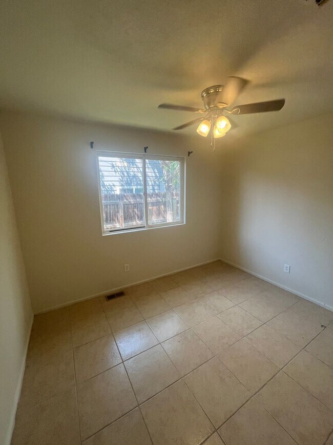 Foto del edificio - Spacious 4 Bed / 2 Bath Unit in Westwood C...