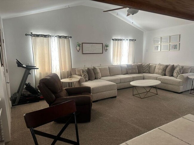 Living Rm 2 - 525 Locust St