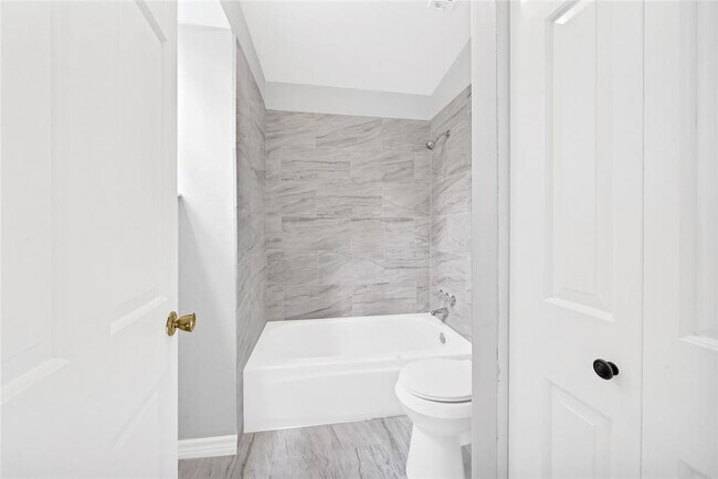 Foto del edificio - 18035 Rolling Creek Dr