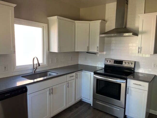 Building Photo - Old Town Updated 3 bed home with detached garage - Sign a Lease during the month of December and ...