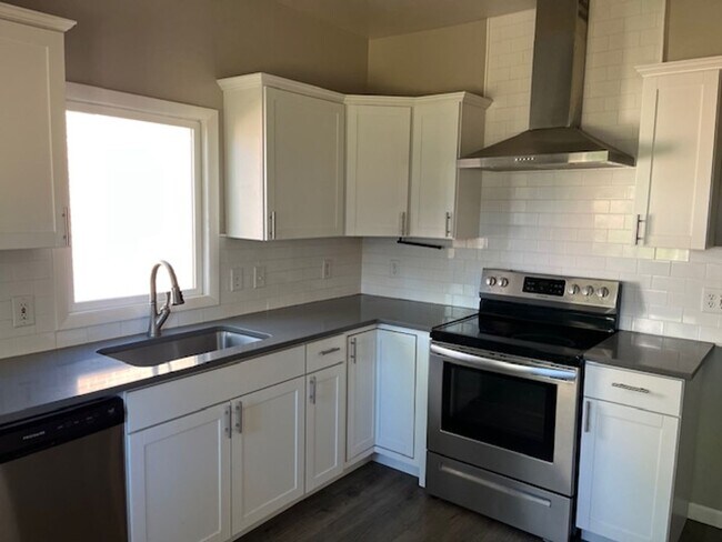 Building Photo - Old Town Updated 3 bed home with detached garage - Sign a Lease during the month of January and r...