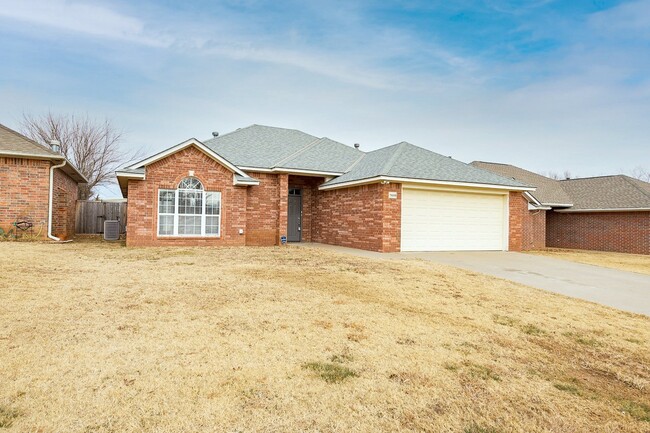 Building Photo - 3-Bed House with Cozy Gas Fireplace