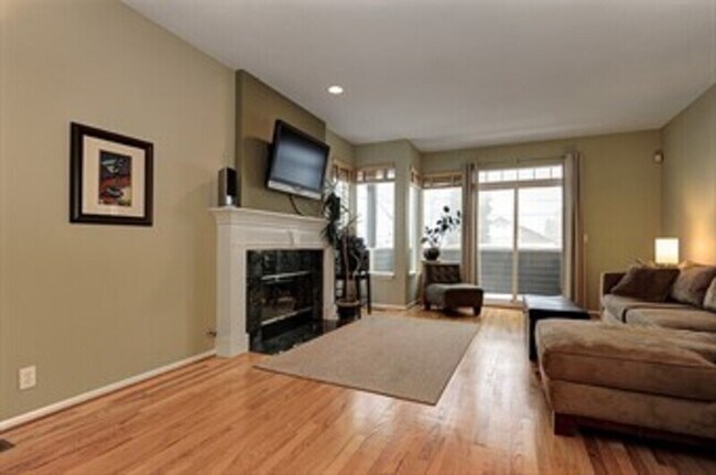 Foto del edificio - 315 Coryell Ct E