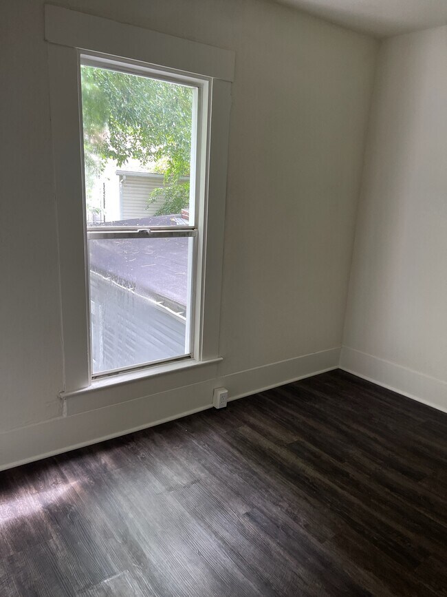 Photo - 608 E 8th St House