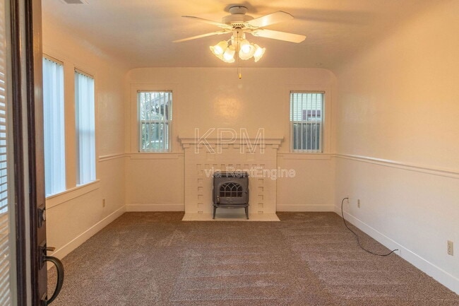 Building Photo - 325 E Mariposa Ave