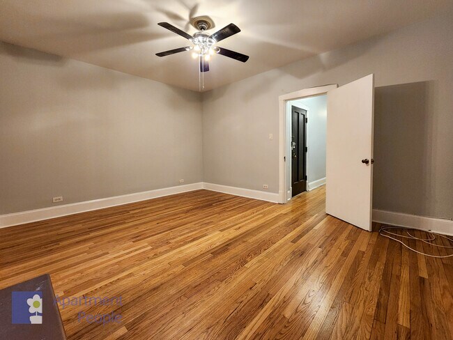 Foto del edificio - 1325 W Addison St