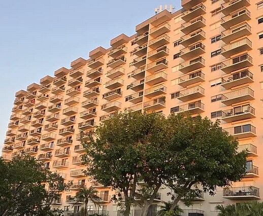 Edificio - 7050 Sunset Dr S