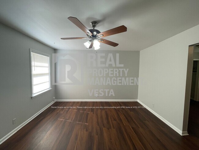 Foto del edificio - Solidly Built Four Bedroom House in Macon