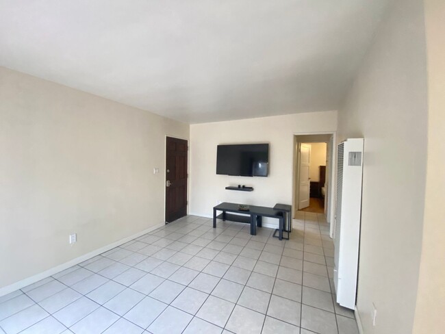 Building Photo - Great Location in Pacific Beach! Private l...