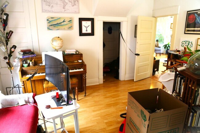 Foto del edificio - Super Cute 5 bed/3 bath August 1st Move in