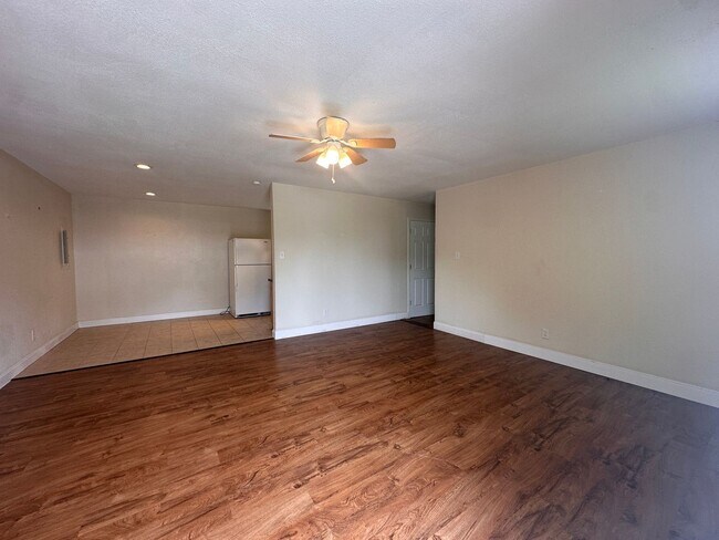 Building Photo - 2 bedroom 1 bath Duplex | Full Size Laundry Connections | Wood Floors