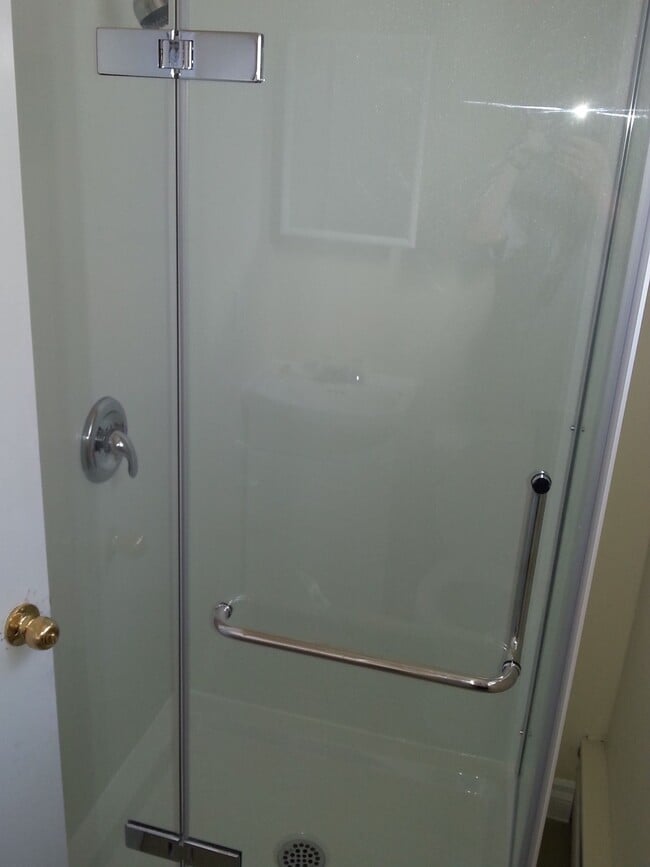 Photo du bâtiment - Bright and Spacious Junior 1-Bedroom Apartment for Rent in Oshawa