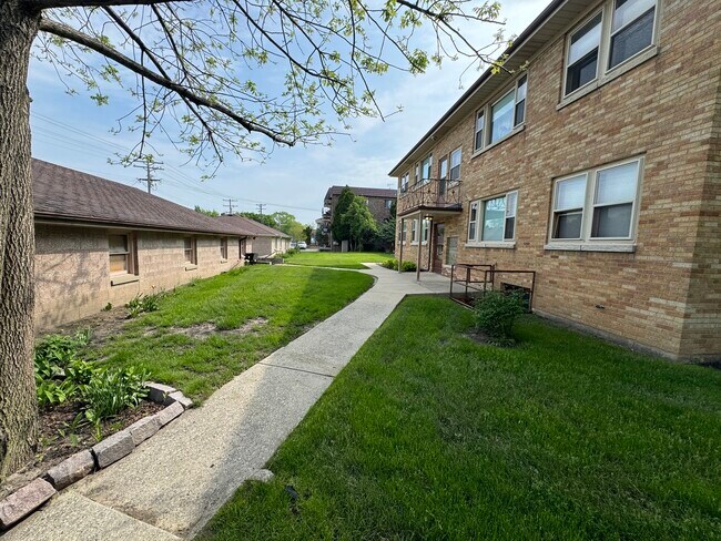 Building Photo - Forest Home 8 Unit