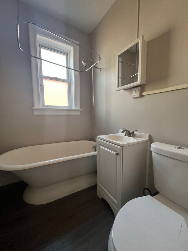 Foto del edificio - 104 Belmont Ave