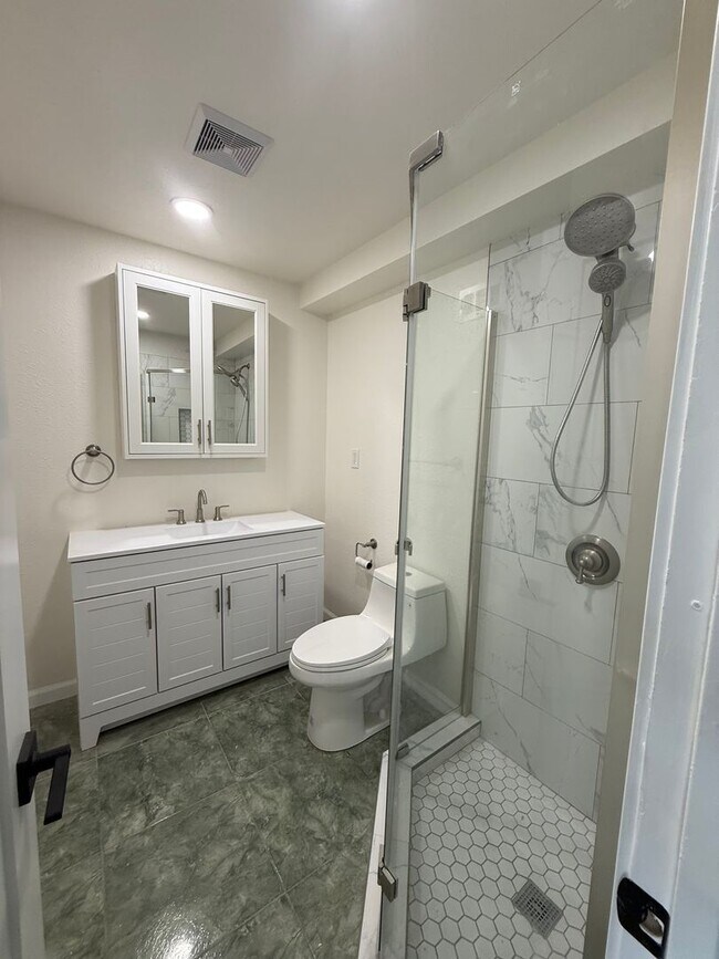 Foto del edificio - 4 bed, 3 bath pool home with RV access in West Simi Valley