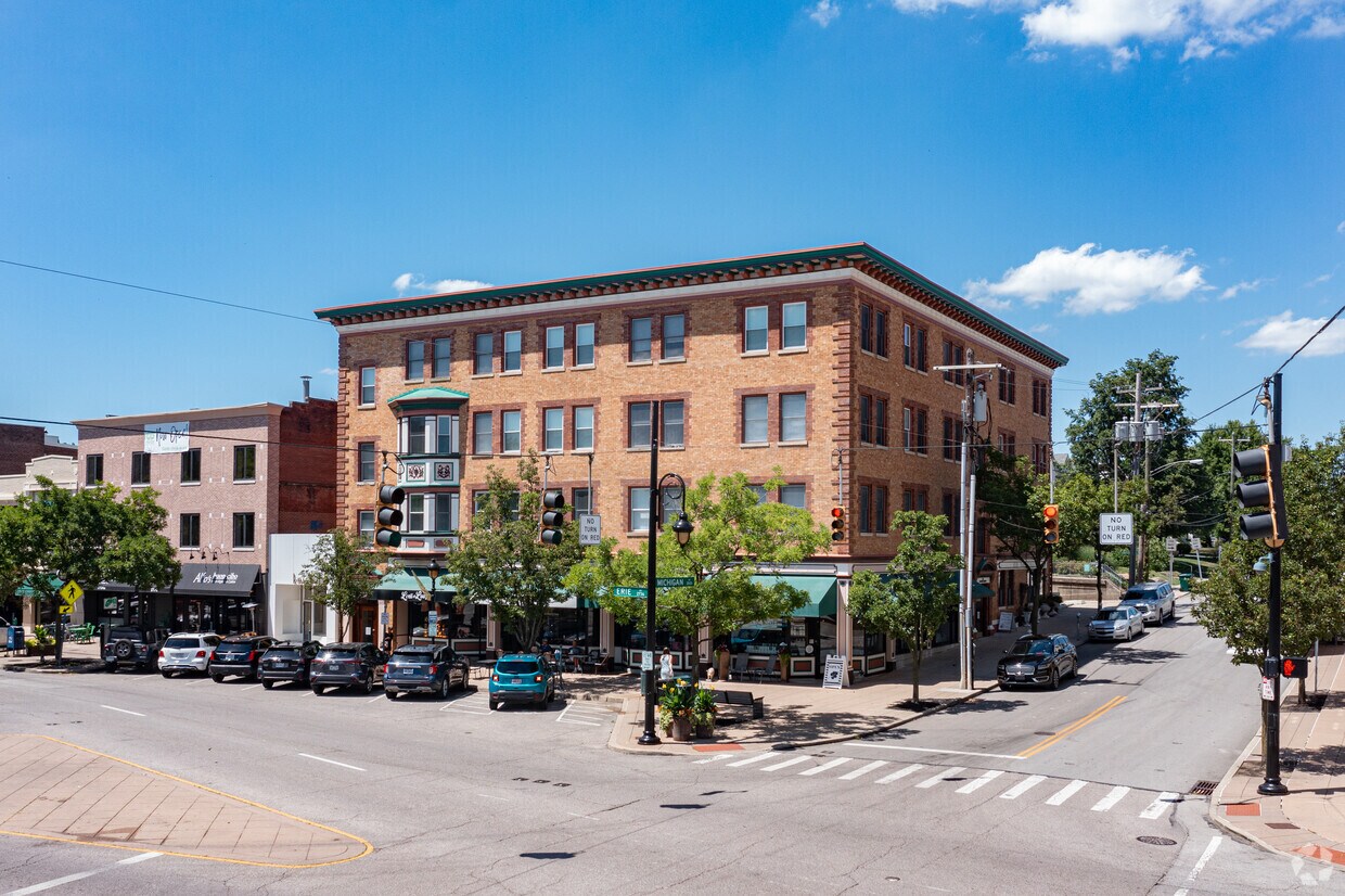Primary Photo - Columbia Square