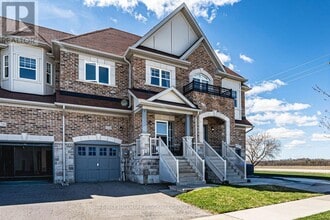 Building Photo - 1226 Peelar Cres