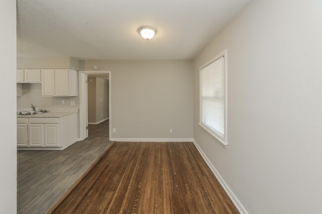 Building Photo - 4285 Willow Rd