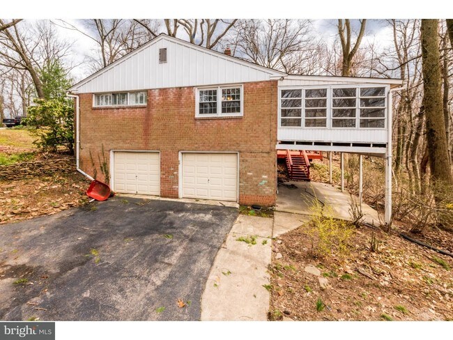 Building Photo - 639 Crestwood Rd