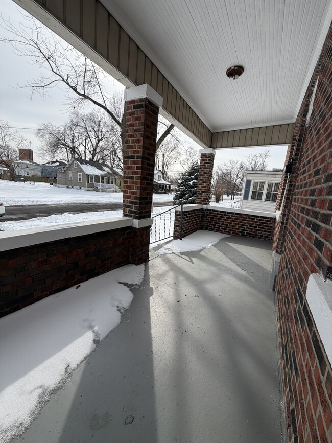 Building Photo - 2613 Iowa St