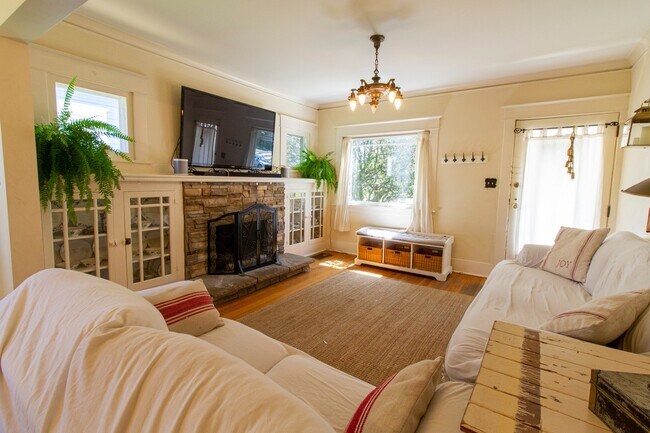 Foto del edificio - Gorgeous NW District House with Stunning Upgrades and Original Charm