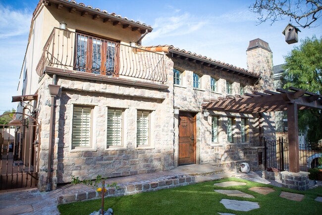 Building Photo - 631 Calle de Arboles