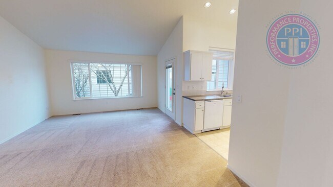 Building Photo - Updated Townhome with Detached Garage! Close to Shops & Restaurants