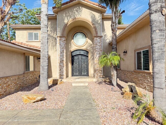 Foto del edificio - Gated estate with a backyard oasis
